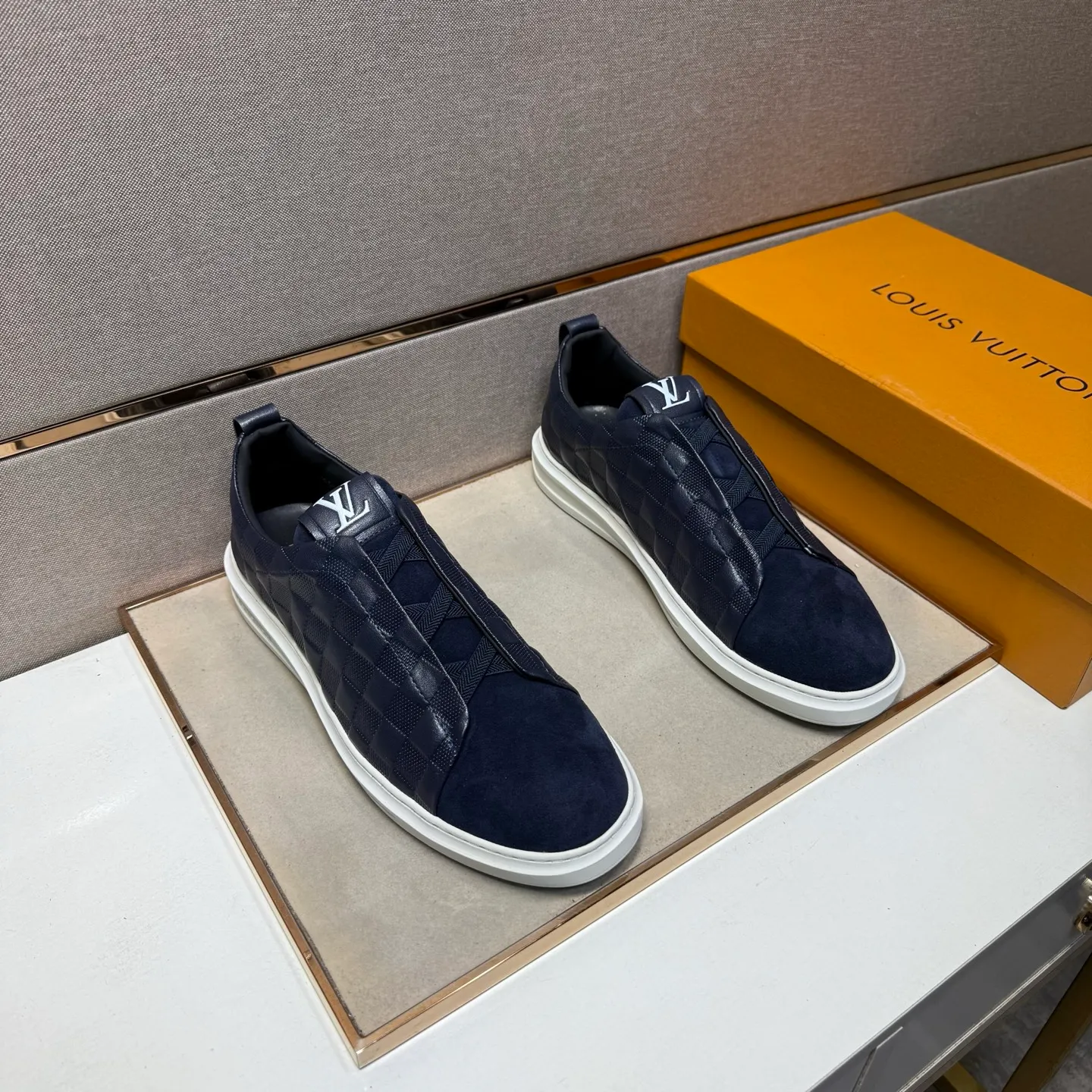 ⬛️Men's shoes 💰p442【LV～】Men's casual shoes 2025z cabinet sales simultaneously 🔶Size: 38-44#️⃣ 🔷2 colors🔜The upper is made of multi-material splicing➕Genuine leather lining, comfortable and breathable, sole: original comfortable and wear-resistant outsole, ⚠️Real shot📱Photographed🎬The real thing is better📢📢📢